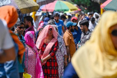 NEW DELHI, INDIA HAZİRAN 11 HAZİRAN 2024 Sıcak bir yaz öğleden sonrasında, Delhi-NCR 'de sıcaklık yükselirken, Hindistan' ın Yeni Delhi kentinde sıcaklık dalgasına göğüs gerdi. Fotoğraf: Raj K Raj / Hindustan Times 