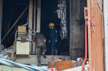 NEW DELHI, INDIA 8 HAZİRAN 2024 Narela sanayi bölgesi H bloğunda sabah erken saatlerde çıkan yangını söndürmeye çalışan itfaiyecilerin görüntüsü, 8 Haziran 2024, Yeni Delhi, Hindistan. Altı kişi ölürken en az üç işçi öldürüldü. 