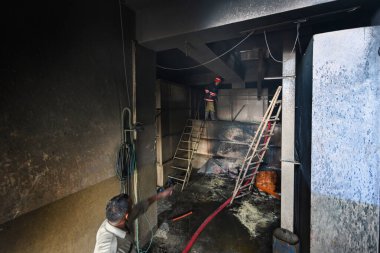 NEW DELHI, INDIA 8 HAZİRAN 2024 Narela sanayi bölgesi H bloğunda sabah erken saatlerde çıkan yangını söndürmeye çalışan itfaiyecilerin görüntüsü, 8 Haziran 2024, Yeni Delhi, Hindistan. Altı kişi ölürken en az üç işçi öldürüldü. 