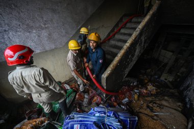 NEW DELHI, INDIA 8 HAZİRAN 2024 Narela sanayi bölgesi H bloğunda sabah erken saatlerde çıkan yangını söndürmeye çalışan itfaiyecilerin görüntüsü, 8 Haziran 2024, Yeni Delhi, Hindistan. Altı kişi ölürken en az üç işçi öldürüldü. 