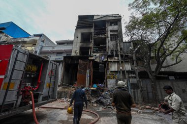 NEW DELHI, INDIA 8 HAZİRAN 2024 Narela sanayi bölgesi H bloğunda sabah erken saatlerde çıkan yangını söndürmeye çalışan itfaiyecilerin görüntüsü, 8 Haziran 2024, Yeni Delhi, Hindistan. Altı kişi ölürken en az üç işçi öldürüldü. 