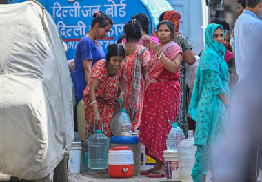 NEW DELHI, INDIA 8 HAZİRAN 2024 Yeni Ashok Nagar bölgesinde, 8 Haziran 2024 tarihinde, Delhi Hükümeti 'nin ikmal su tankerinden su dolduran insanlar, yüksek sıcaklıktaki bir hava dalgası sırasında, Yeni Delhi, Hindistan' da. Fotoğraf: Raj K Raj / Hindustan Times 