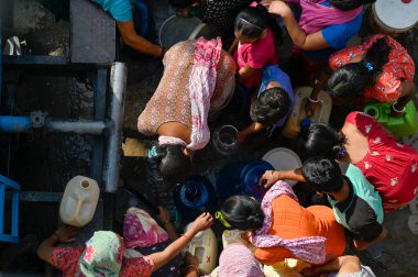 NEW DELHI, INDIA 8 HAZİRAN 2024 Yeni Ashok Nagar bölgesinde, 8 Haziran 2024 tarihinde, Delhi Hükümeti 'nin ikmal su tankerinden su dolduran insanlar, yüksek sıcaklıktaki bir hava dalgası sırasında, Yeni Delhi, Hindistan' da. Fotoğraf: Raj K Raj / Hindustan Times 