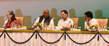 NEW DELHI, INDIA 8 Haziran 2024 Kongre Başkanı Mallikarjun Kharge ve parti liderleri Sonia Gandhi, Rahul Gandhi, KC Venugopal ve diğerleri 8 Haziran 2024 'te Ashoka Hotel' de düzenlenen Genişletilmiş Kongre Çalışma Komitesi toplantısında,