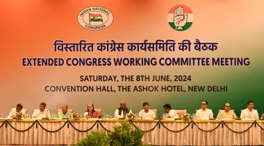 NEW DELHI, INDIA 8 Haziran 2024 Kongre Başkanı Mallikarjun Kharge ve parti liderleri Sonia Gandhi, Rahul Gandhi, KC Venugopal ve diğerleri 8 Haziran 2024 'te Ashoka Hotel' de düzenlenen Genişletilmiş Kongre Çalışma Komitesi toplantısında,