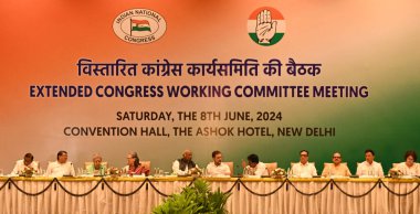 NEW DELHI, INDIA 8 Haziran 2024 Kongre Başkanı Mallikarjun Kharge ve parti liderleri Sonia Gandhi, Rahul Gandhi, KC Venugopal ve diğerleri 8 Haziran 2024 'te Ashoka Hotel' de düzenlenen Genişletilmiş Kongre Çalışma Komitesi toplantısında,