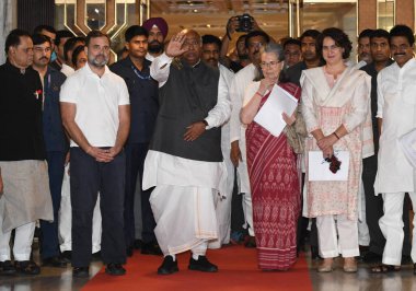 NEW DELHI, INDIA 8 Haziran 2024 Kongre Başkanı Mallikarjun Kharge ve Parti liderleri Rahul Gandhi, KC Venugopal, Sonia Gandhi, Priyanka Gandhi Vadra ve diğerleri 8 Haziran 2024 'de Ashoka Otel' de yapılan Genişletilmiş Kongre Çalışma Komitesi toplantısından sonra 