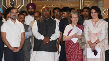 NEW DELHI, INDIA 8 Haziran 2024 Kongre Başkanı Mallikarjun Kharge ve Parti liderleri Rahul Gandhi, KC Venugopal, Sonia Gandhi, Priyanka Gandhi Vadra ve diğerleri 8 Haziran 2024 'de Ashoka Otel' de yapılan Genişletilmiş Kongre Çalışma Komitesi toplantısından sonra 