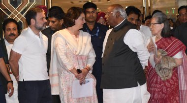 NEW DELHI, INDIA 8 Haziran 2024 Kongre Başkanı Mallikarjun Kharge ve Parti liderleri Rahul Gandhi, KC Venugopal, Sonia Gandhi, Priyanka Gandhi Vadra ve diğerleri 8 Haziran 2024 'de Ashoka Otel' de yapılan Genişletilmiş Kongre Çalışma Komitesi toplantısından sonra 