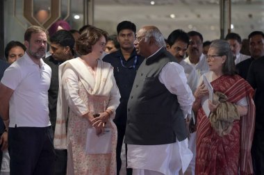 NEW DELHI, INDIA 8 Haziran 2024 Kongre Başkanı Mallikarjun Kharge ve Parti liderleri Rahul Gandhi, KC Venugopal, Sonia Gandhi, Priyanka Gandhi Vadra ve diğerleri 8 Haziran 2024 'de Ashoka Otel' de yapılan Genişletilmiş Kongre Çalışma Komitesi toplantısından sonra 