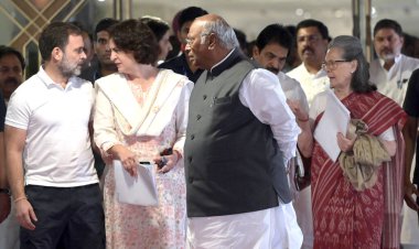 NEW DELHI, INDIA 8 Haziran 2024 Kongre Başkanı Mallikarjun Kharge ve Parti liderleri Rahul Gandhi, KC Venugopal, Sonia Gandhi, Priyanka Gandhi Vadra ve diğerleri 8 Haziran 2024 'de Ashoka Otel' de yapılan Genişletilmiş Kongre Çalışma Komitesi toplantısından sonra 