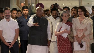 NEW DELHI, INDIA 8 Haziran 2024 Kongre Başkanı Mallikarjun Kharge ve Parti liderleri Rahul Gandhi, KC Venugopal, Sonia Gandhi, Priyanka Gandhi Vadra ve diğerleri 8 Haziran 2024 'de Ashoka Otel' de yapılan Genişletilmiş Kongre Çalışma Komitesi toplantısından sonra 