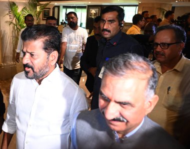 NEW DELHI, INDIA 8 Haziran 2024 Himachal Pradesh Baş Bakanı Sukhvinder Singh Sukhu ve Telangana Revanth Reddy başkanı 8 Haziran 2024 tarihinde Ashoka Hotel 'de düzenlenen Genişletilmiş Kongre Çalışma Komitesi toplantısında. Eski sevgilim.