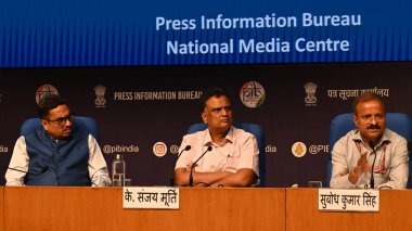 NEW DELHI, INDIA 8 HAZİRAN 2024 Subodh Kumar Singh, Ulusal Sınav Ajansı Genel Müdürü (DG) Sekreter, Yüksek Öğrenim K. Sanjay Murthy ve Genel Sekreter Sanjay Jaju ile birlikte Enformasyon ve Yayın Bakanlığı basın toplantısında bir konuşma yaptı.
