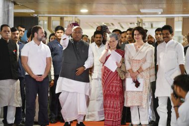 NEW DELHI, INDIA 8 Haziran 2024 Kongre Başkanı Mallikarjun Kharge kongre liderleri Rahul Gandhi, Sonia Gandhi ve Priyanka Gandhi Vadra ile birlikte 8 Haziran 2024 'te Ashok Oteli' nde yapılan Genişletilmiş Kongre Çalışma Komitesi toplantısı sonrasında.