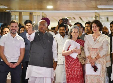 NEW DELHI, INDIA 8 Haziran 2024 Kongre Başkanı Mallikarjun Kharge kongre liderleri Rahul Gandhi, Sonia Gandhi ve Priyanka Gandhi Vadra ile birlikte 8 Haziran 2024 'te Ashok Oteli' nde yapılan Genişletilmiş Kongre Çalışma Komitesi toplantısı sonrasında.