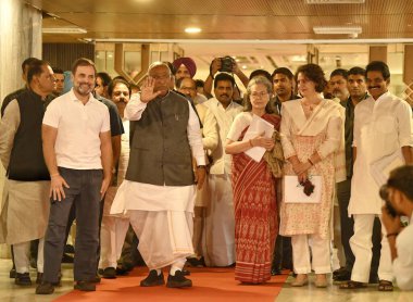 NEW DELHI, INDIA 8 Haziran 2024 Kongre Başkanı Mallikarjun Kharge kongre liderleri Rahul Gandhi, Sonia Gandhi ve Priyanka Gandhi Vadra ile birlikte 8 Haziran 2024 'te Ashok Oteli' nde yapılan Genişletilmiş Kongre Çalışma Komitesi toplantısı sonrasında.