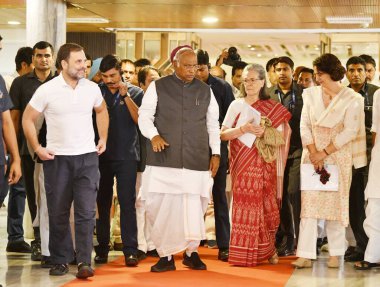 NEW DELHI, INDIA 8 Haziran 2024 Kongre Başkanı Mallikarjun Kharge kongre liderleri Rahul Gandhi, Sonia Gandhi ve Priyanka Gandhi Vadra ile birlikte 8 Haziran 2024 'te Ashok Oteli' nde yapılan Genişletilmiş Kongre Çalışma Komitesi toplantısı sonrasında.
