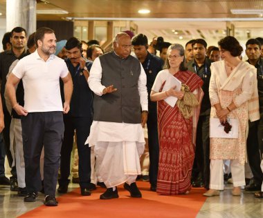 NEW DELHI, INDIA 8 Haziran 2024 Kongre Başkanı Mallikarjun Kharge kongre liderleri Rahul Gandhi, Sonia Gandhi ve Priyanka Gandhi Vadra ile birlikte 8 Haziran 2024 'te Ashok Oteli' nde yapılan Genişletilmiş Kongre Çalışma Komitesi toplantısı sonrasında.