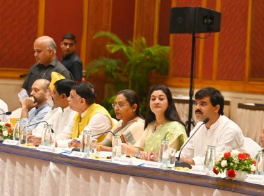 NEW DELHI, INDIA 8 Haziran 2024 Kongre Başkanı Alka Lamba, 8 Haziran 2024 tarihinde Hindistan 'ın Yeni Delhi kentinde, Hotel Ashok' ta yapılan Genişletilmiş Kongre Çalışma Komitesi toplantısında diğer kıdemli kongre liderleriyle birlikte. Uzatılmış Kongre Çalışma Komitesi (CWC),