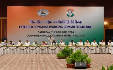 NEW DELHI, INDIA 8 Haziran 2024 Kongre Başkanı Mallikarjun Kharge ve Kongre liderleri Rahul Gandhi ve Sonia Gandhi, 8 Haziran 2024 tarihinde Yeni Delhi, Hindistan 'da Ashok Oteli' nde düzenlenen Genişletilmiş Kongre Çalışma Komitesi toplantısında. Genişletilmiş Kongre