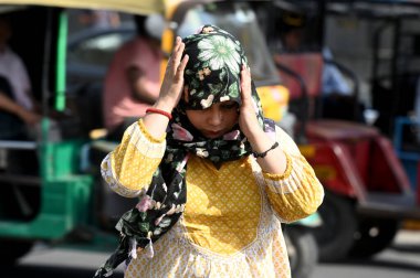 NOIDA, Hindistan 11 Haziran 2024 sıcak bir yaz öğleden sonrasında Hindistan 'ın Noida kentinde sıcak hava dalgasına göğüs gerdi. (Fotoğraf: Sunil Ghosh / Hindustan Times 