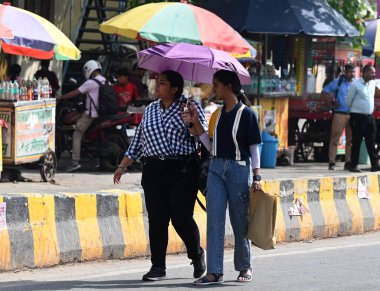 NOIDA, Hindistan 11 Haziran 2024 sıcak bir yaz öğleden sonrasında Hindistan 'ın Noida kentinde sıcak hava dalgasına göğüs gerdi. (Fotoğraf: Sunil Ghosh / Hindustan Times 