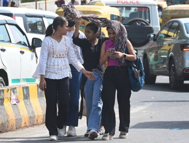 NOIDA, Hindistan 11 Haziran 2024 sıcak bir yaz öğleden sonrasında Hindistan 'ın Noida kentinde sıcak hava dalgasına göğüs gerdi. (Fotoğraf: Sunil Ghosh / Hindustan Times 