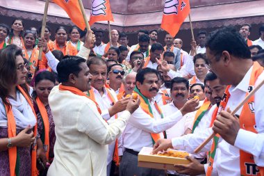NAVI MUMBAI, INDIA JUNE 8 Haziran 2024 Ex Milletvekili Dr. Sanjeev Naik, BJP parti çalışanları ile birlikte 8 Haziran 2024 tarihinde Hindistan 'ın Navi Mumbai kentindeki Chhatrapati Shivaji Maharaj Chowk kentinde Başbakan Narendra Modi' yi üçüncü kez kutluyor. (Fotoğraf: Bachc