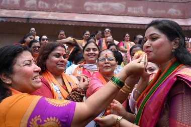 NAVI MUMBAI, INDIA JUNE 8 Haziran 2024 Ex Milletvekili Dr. Sanjeev Naik, BJP parti çalışanları ile birlikte 8 Haziran 2024 tarihinde Hindistan 'ın Navi Mumbai kentindeki Chhatrapati Shivaji Maharaj Chowk kentinde Başbakan Narendra Modi' yi üçüncü kez kutluyor. (Fotoğraf: Bachc