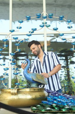 NEW DELHI, INDIA 8 Haziran 2024 Bollywood şarkıcısı Rahul Vaidya, 8 Haziran 2024 tarihinde Yeni Delhi, Hindistan 'da Dünya Müzik Günü özel çekimlerinde poz verdi. Şarkıcı Rahul Vaidya, solo sanatçı olarak yolculuğuna ve hayatındaki rolüne odaklanır.