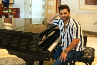 NEW DELHI, INDIA 8 Haziran 2024 Bollywood şarkıcısı Rahul Vaidya, 8 Haziran 2024 tarihinde Yeni Delhi, Hindistan 'da Dünya Müzik Günü özel çekimlerinde poz verdi. Şarkıcı Rahul Vaidya, solo sanatçı olarak yolculuğuna ve hayatındaki rolüne odaklanır.