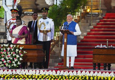 NEW DELHI, INDIA 9 Haziran 2024 Cumhurbaşkanı Droupadi Murmu, 9 Haziran 2024 tarihinde Hindistan 'ın Yeni Delhi kentinde Rashtrapati Bhavan' ın öncülüğünde düzenlenen yemin töreninde, Başbakan Narendra Modi 'nin art arda üçüncü dönemi için yemin etti. Narendr