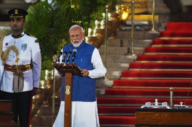 NEW DELHI, INDIA 9 Haziran 2024 Cumhurbaşkanı Droupadi Murmu, 9 Haziran 2024 tarihinde Hindistan 'ın Yeni Delhi kentinde Rashtrapati Bhavan' ın öncülüğünde düzenlenen yemin töreninde, Başbakan Narendra Modi 'nin art arda üçüncü dönemi için yemin etti. Narendr