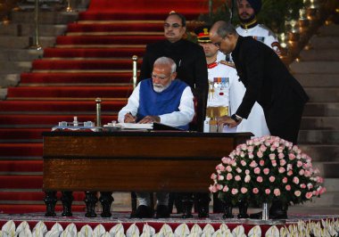 NEW DELHI, INDIA 9 Haziran 2024 Başbakan Narendra Modi, 9 Haziran 2024 tarihinde Ind, Yeni Delhi 'de Rashtrapati Bhavan' ın öncülüğünde, art arda düzenlenen yemin töreninde başbakanlık yemini ettikten sonra belgeleri imzaladı.
