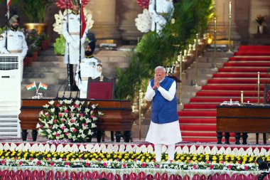 NEW DELHI, INDIA 9 Haziran 2024 Başbakan Narendra Modi, 9 Haziran 2024 tarihinde Hindistan 'ın Yeni Delhi kentinde Rashtrapati Bhavan' ın öncülüğünde art arda üçüncü dönem başbakan olarak yemin etmeden önce el hareketi yapıyor. Narendra Modi başa geçti. 