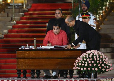NEW DELHI, INDIA JUNE 9 Haziran 2024 Bharatiya Janata Partisi (BJP) lideri Nitin Gadkari, 9 Haziran 2024 tarihinde Hindistan 'ın Yeni Delhi kentinde düzenlenen NDA hükümetinin yemin töreni sırasında kabine bakanı olarak yemin ettikten sonra belgeleri imzaladı.