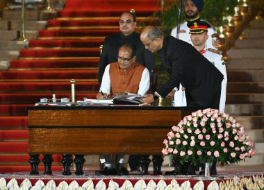 NEW DELHI, INDIA JUNE 9 Haziran 2024 Bharatiya Janata Partisi (BJP) lideri Shivraj Singh Chouhan, 9 Haziran 2024 tarihinde Rashtrapati Bhavan 'da NDA hükümetinin yemin töreni sırasında kabine bakanı olarak yemin ettikten sonra belgeleri imzaladı.