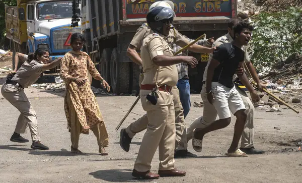 MUMBAI, INDIA - 6 Haziran 2024 tarihinde Mumbai, Hindistan 'da BMC tarafından Powai' de Jai Bhim Nagar 'a yapılan saldırı karşıtı harekat sırasında sakinler ve polis arasında çatışma çıktı. Fotoğraf: Satish Bate / Hindustan Times)