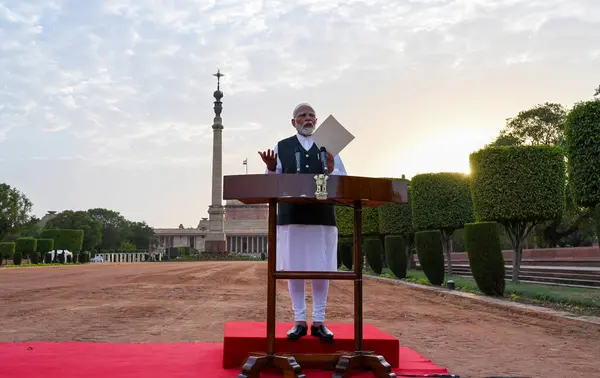 stock image NEW DELHI, INDIA - JUNE 7 2024  Prime Minister Narendra Modi shows the media a letter that he received from President Droupadi Murmu inviting him to form a new government after meeting her at the Rashtrapati Bhavan  on June 7, 2024 in New Delhi, Indi