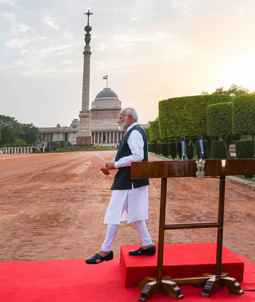 NEW DELHI, INDIA - 7 Haziran 2024 Başbakan Narendra Modi, Cumhurbaşkanı Droupadi Murmu 'nun 7 Haziran 2024 tarihinde Rashtrapati Bhavan' da kendisiyle görüştükten sonra kendisini yeni bir hükümet kurmaya davet eden mektubunu medyaya gösterdikten sonra ayrıldı. 