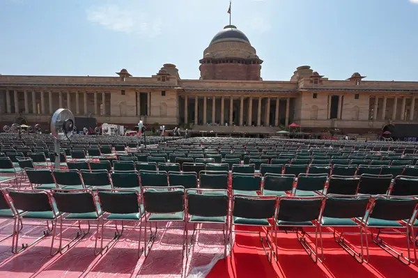 NEW DELHI, INDIA - 7 Haziran 2024 Başbakan adayı Narendra Modi 'nin 7 Haziran 2024 tarihinde Hindistan' ın Yeni Delhi kentinde düzenlenecek yemin törenine hazırlık olarak Rashtrapati Bhavan 'ın çakıllı ön avlusunun görüntüsü. Fotoğraf: Raj K Raj / Hindustan Ti