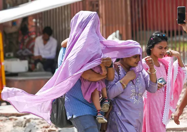 NEW DELHI, INDIA HAZİRAN 9 HAZİRAN 2024 Sıcak yaz öğleden sonra Kızıl Kale bölgesinde sıcak hava dalgasına göğüs gerdi, 9 Haziran 2024 tarihinde Yeni Delhi, Hindistan 'da. (Fotoğraf: Vipin Kumar / Hindustan Times 