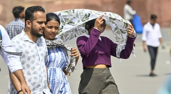 stock image NEW DELHI, INDIA JUNE 11 2024   Visitors brave the heat Wave during a hot summer afternoon, as the temperature rises in the Delhi-NCR, on June 11, 2024 in New Delhi, India. (Photo by Raj K Raj/Hindustan Times 