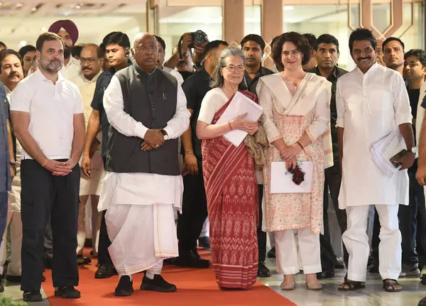 NEW DELHI, INDIA 8 Haziran 2024 Kongre Başkanı Mallikarjun Kharge kongre liderleri Rahul Gandhi, Sonia Gandhi ve Priyanka Gandhi Vadra ile birlikte 8 Haziran 2024 'te Ashok Oteli' nde yapılan Genişletilmiş Kongre Çalışma Komitesi toplantısı sonrasında.