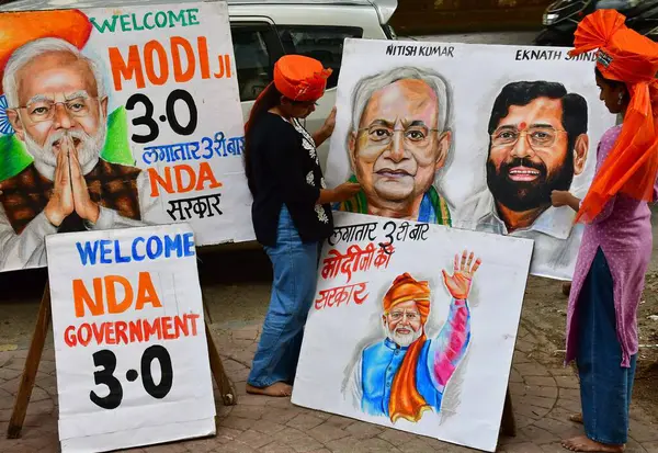 stock image MUMBAI, INDIA JUNE 8 2024   Students of Gurukul School of Art draw portraits of Narendra Modi and other political leaders ahead of Narendra Modi's 3.0 oath-taking ceremony as India's prime minister tomorrow, at Lalbaug, on June 8, 2024 in Mumbai, Ind