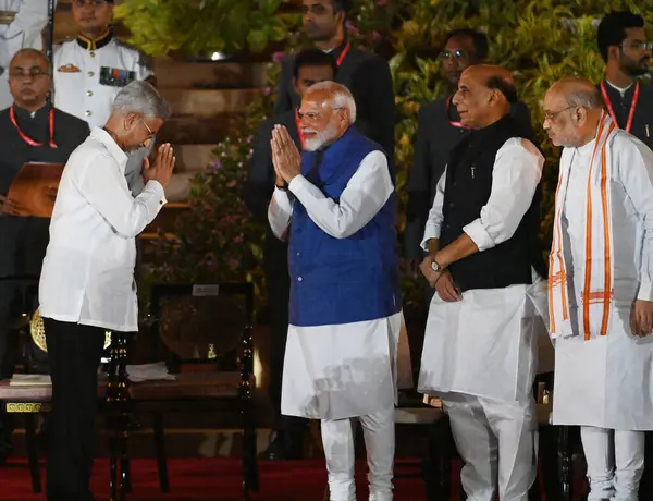 NEW DELHI, INDIA JUNE 9 Haziran 2024 Bharatiya Janata Partisi (BJP) lideri S. Jathe kar, 9 Haziran 202 tarihinde Rashtrapati Bhavan 'da düzenlenen NDA hükümetinin yemin töreni sırasında Başbakan Narendra Modi' yi kabine bakanı olarak selamladı.