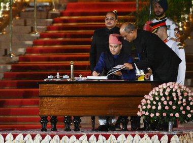 NEW DELHI, INDIA JUNE 9 Haziran 2024 Bharatiya Janata Partisi (BJP) lideri Jyotiraditya Scindia, 9 Haziran 2024 tarihinde Yeni Delhi 'de düzenlenen NDA hükümetinin yemin töreni sırasında kabine bakanı olarak yemin ettikten sonra belgeleri imzaladı.