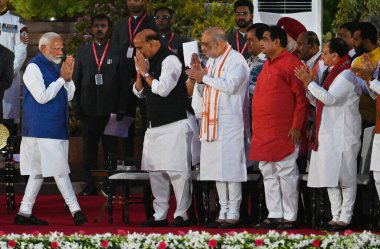 NEW DELHI, INDIA 9 Haziran 2024 Başbakan Narendra Modi, 9 Haziran 2024 tarihinde Hindistan 'ın Yeni Delhi kentinde Rashtrapati Bhavan' ın öncülüğünde art arda düzenlenen yemin töreninde üçüncü kez Bakanlar Kurulu tarafından karşılandı.. 