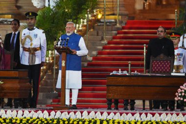 NEW DELHI, INDIA 9 Haziran 2024 Cumhurbaşkanı Droupadi Murmu, 9 Haziran 2024 tarihinde Hindistan 'ın Yeni Delhi kentinde Rashtrapati Bhavan' ın öncülüğünde düzenlenen yemin töreninde, Başbakan Narendra Modi 'nin art arda üçüncü dönemi için yemin etti. Narendr